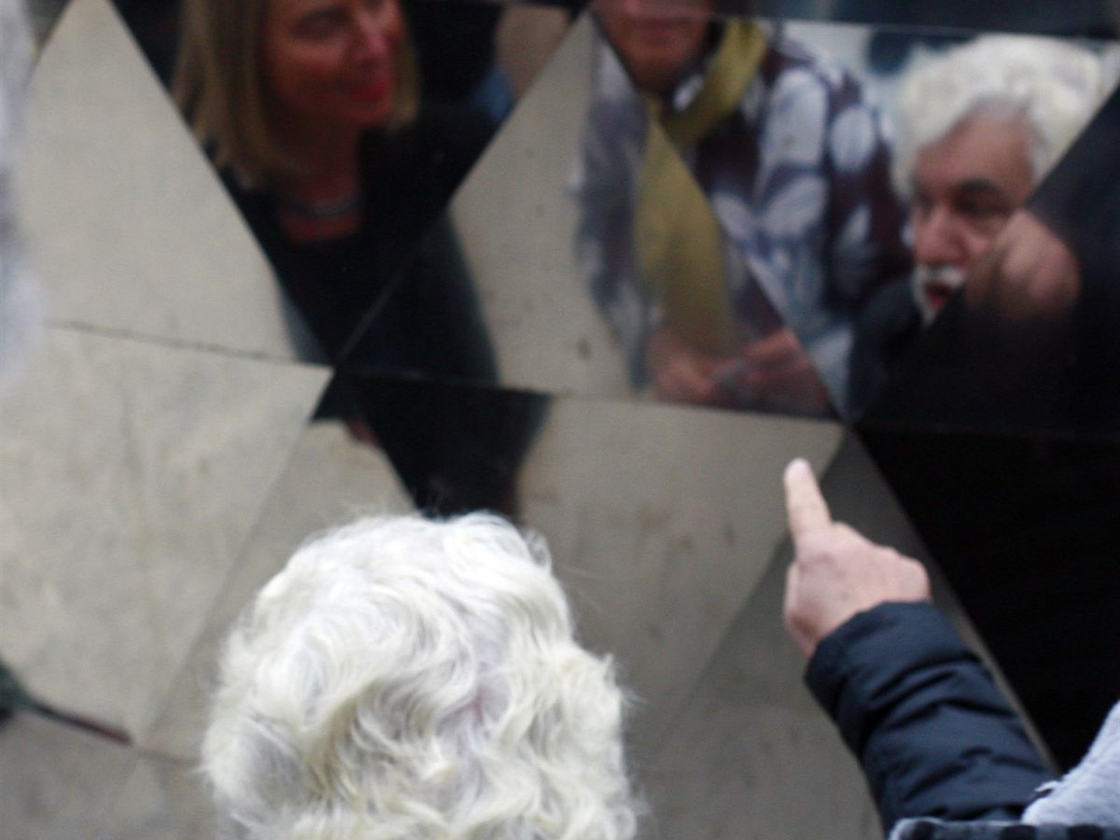 artist Cristobal Gabarron pointing at Federica Mogherini and Barbara Pesce-Monteiro reflection 